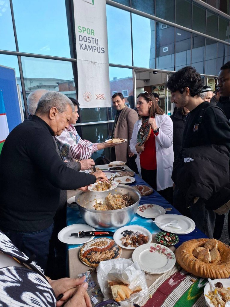 Kampusda madaniy dastur va milliy taomlar